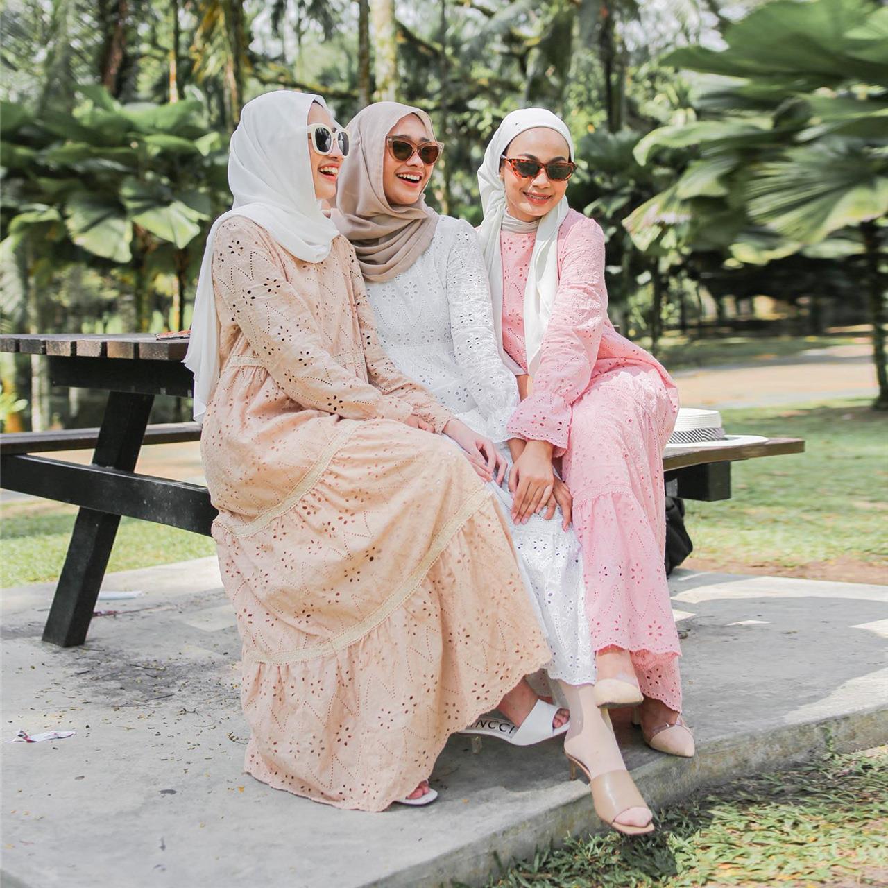 Indonesian Hollow Lace Dress W - đánh giá và giá Ethnic Fashion Wear